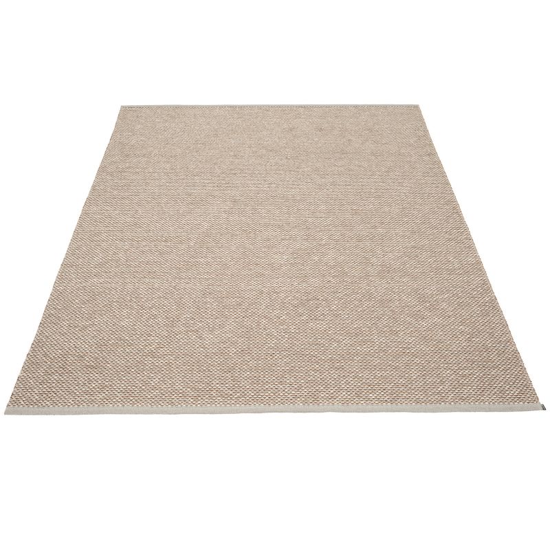 Effi Kunststoffteppich von Pappelina, 180x260 cm, in Beige und Weiß, gewebter Teppich für Innenräume.